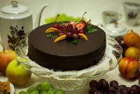 Tort okrągły o dowolnym smaku kremu oblany ciemną czekoladą #1