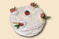 tort okrągły z bezą tradycyjną przełożoną kremem śmietanowym