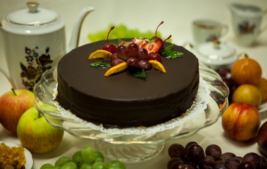 Tort okrągły o dowolnym smaku kremu oblany ciemną czekoladą #1